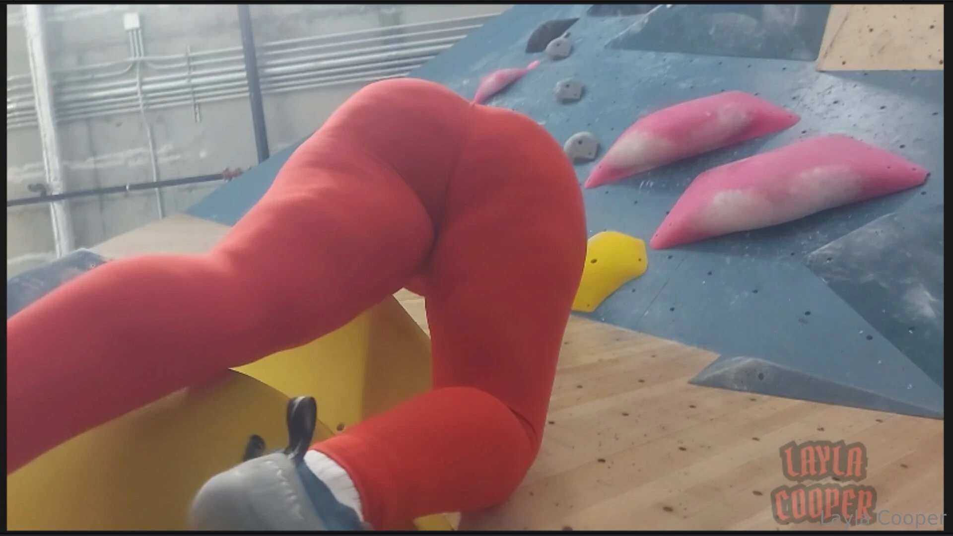 I got my ass back on the wall these red leggings pop and are sooooo 