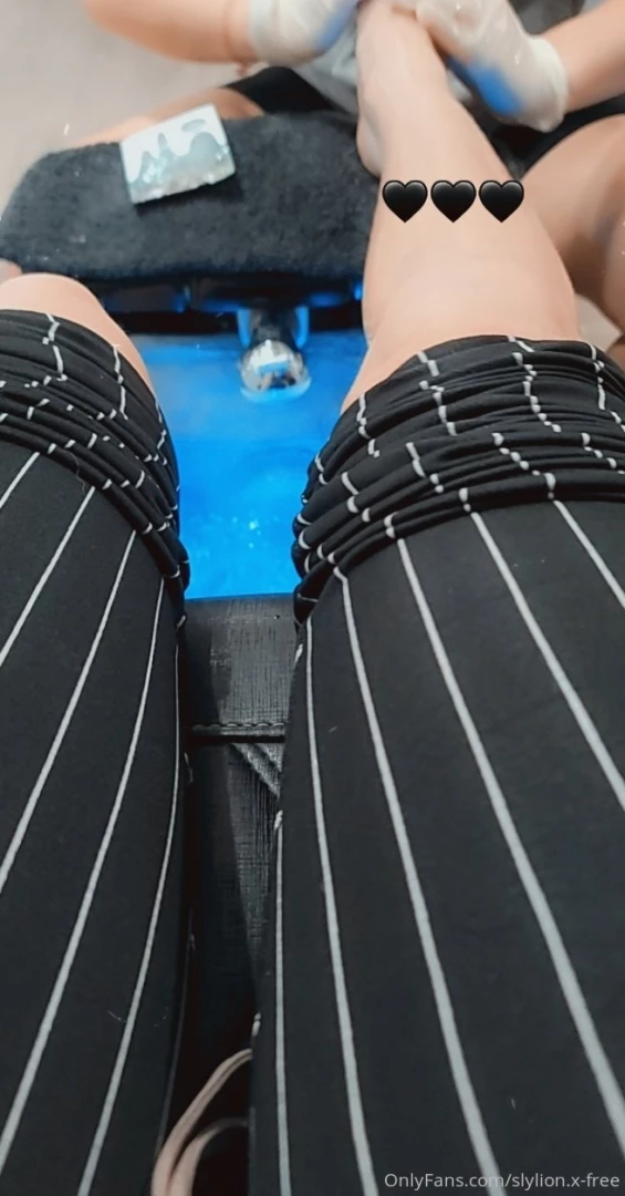 Who here are my feet lovers i just got a new pedi done 