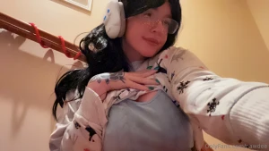 Posting a boobie pic in an hour