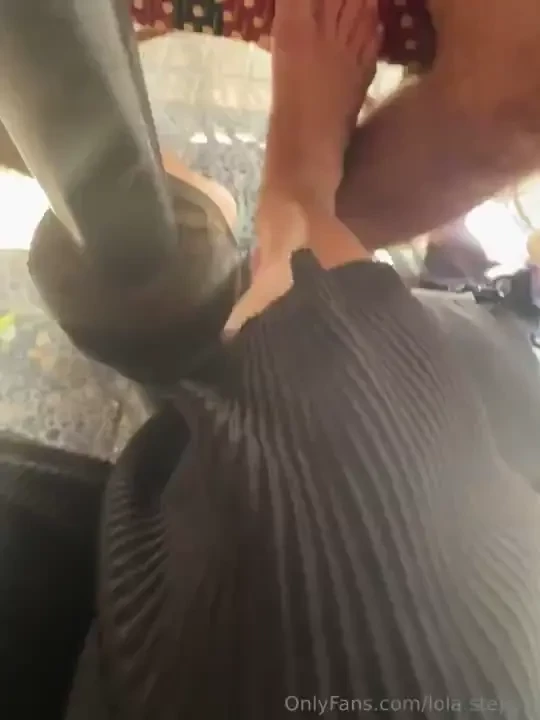 Jugando con mi pie debajo de la mesa en un restaurante 