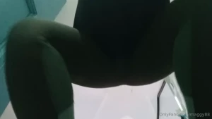 Stretching gambe ol su e giu bisogna sempre tenersi in forma