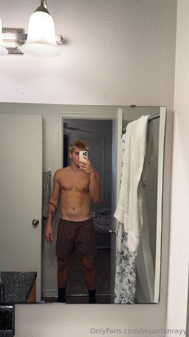 Someone spoil me so i can make more naked vids 