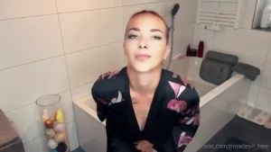 Vor dem baden gehen meine pussy gefingert bevor ich es mir in der