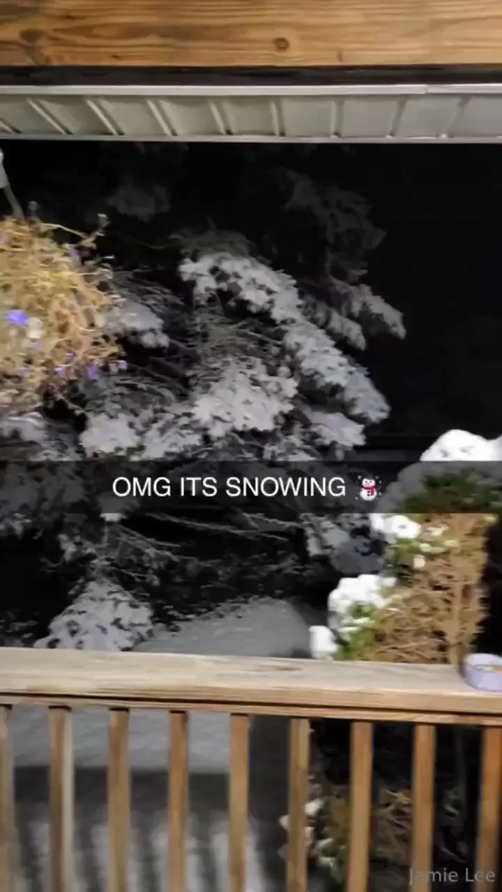 Omg its really snowing here 