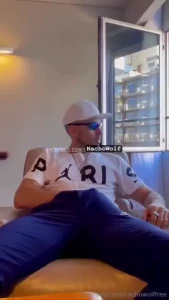 Here making my dick hard at the hotel for you and for the neighborhood