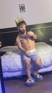 Hey honey your king wants you to kneel hey cari o tu rey quiere que te