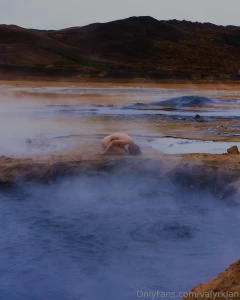 Alien on a strange planet disconnected from other creatures i retreat