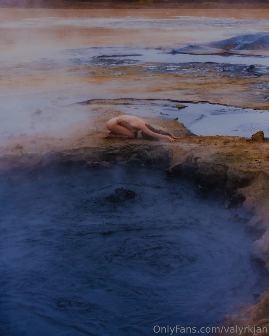 Alien on a strange planet disconnected from other creatures i retreat part 2 