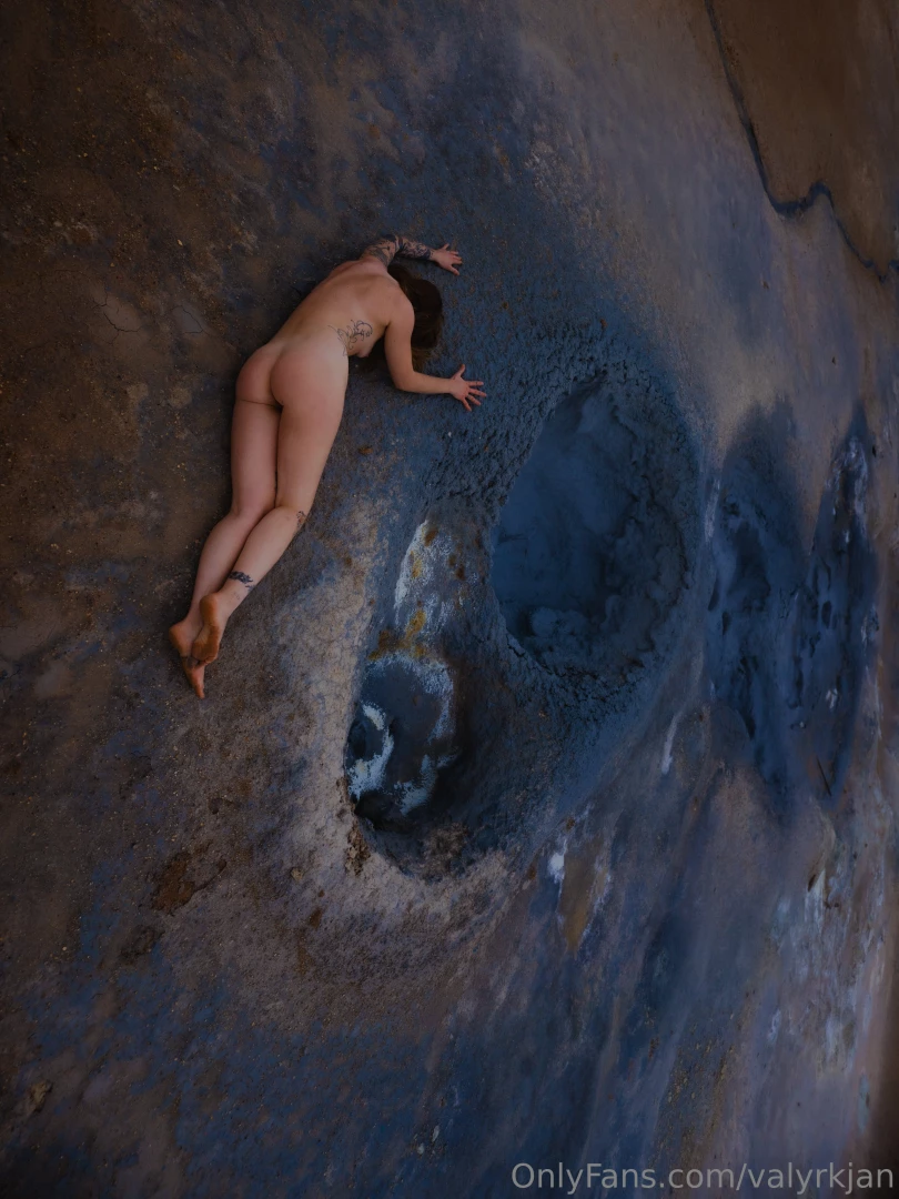 Alien on a strange planet disconnected from other creatures i retreat part 3 