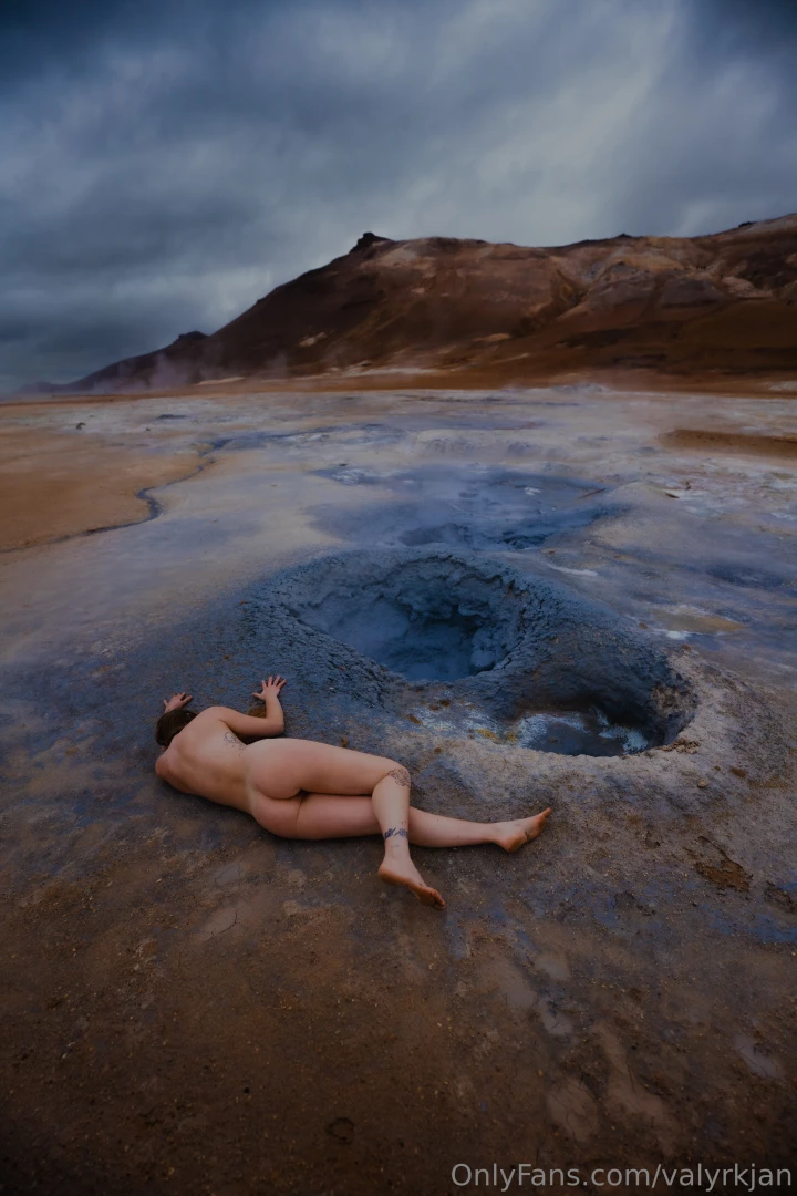 Alien on a strange planet disconnected from other creatures i retreat part 1 