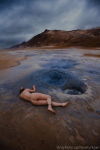 Alien on a strange planet disconnected from other creatures i retreat part 1