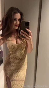 The dress does not have to be completely fitted to emphasize the