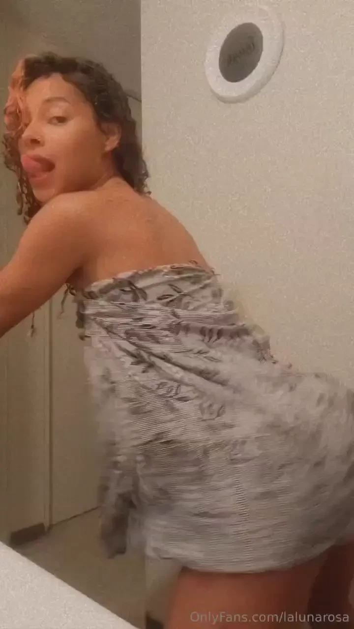 Arrodillate y pon tu carita entre mis nalgas 