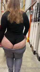 Dog walking thrist trap is my new hobby lol i like to pull the gummie