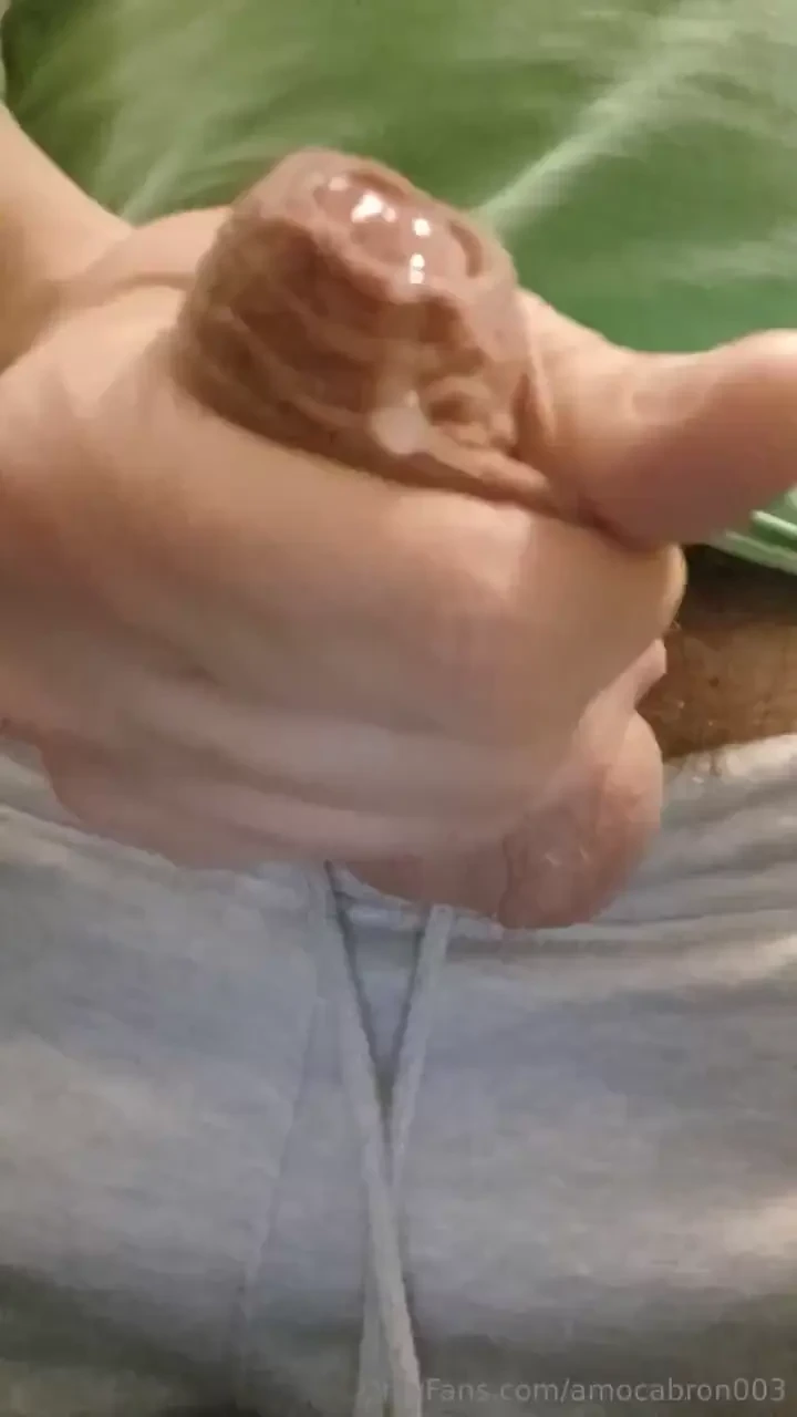 Mira como me chorrea la polla de lo cachondo que estoy quieres lamerlo 