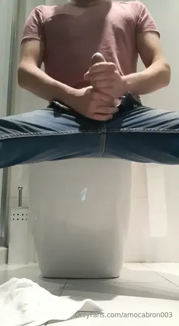 Estoy en un hotel con un amigo hetero me he puesto cachondo y he 