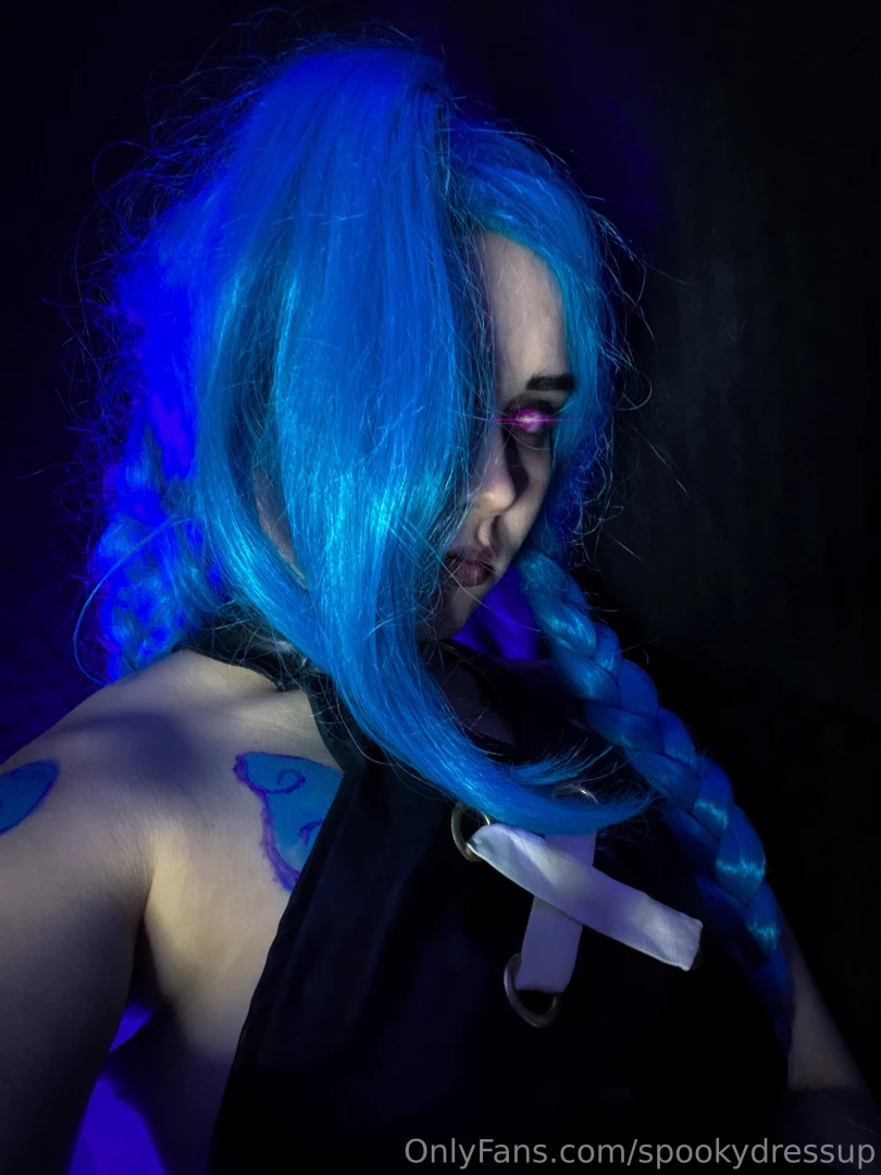 Finally did my jinx cosplay and i got a belly piercing recently here s part 2 