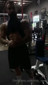 A little snippet of rob in the gym i like the style on this video