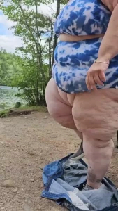 I love being the fattest person at the beach whenever i go it turns me part 1