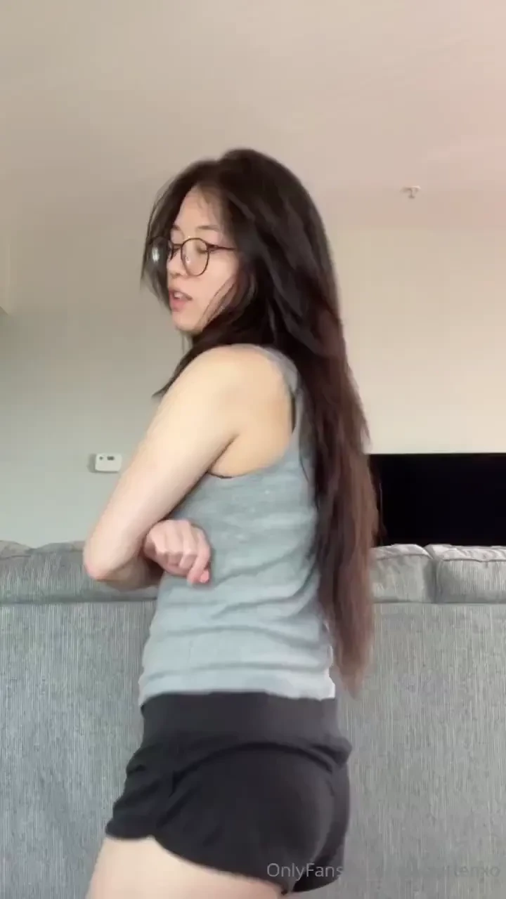 In a dancey mood i been trying to learn and practice new tiktok dances part 1 