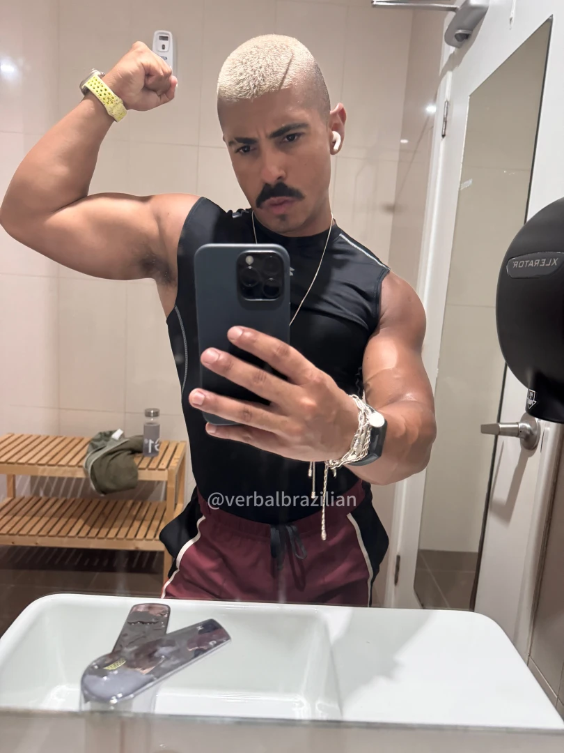 Showing off my pits sovaco suado e gostoso 