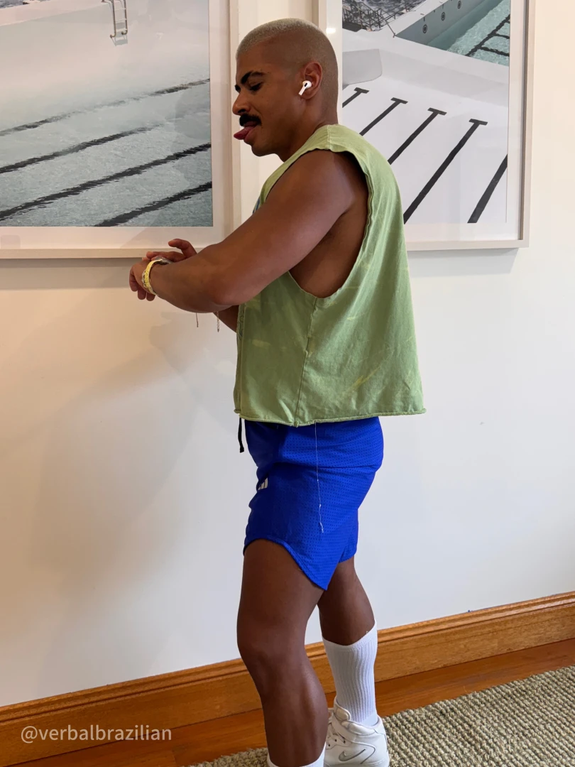 Checking all the naughty things you boys send me dando uma olhada nas 