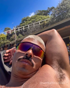 I swear the sun just instantly makes me hornier eu juro que o sol me