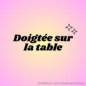 Assise en culotte sur la table les cuisses cart es les doigts de