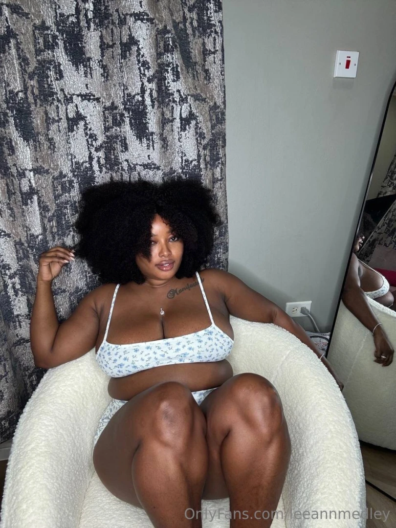 Wanna spread meh thick thighs daddy 