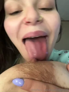 Neeeed my nipples sucked like dis rn got 2 new head videos toooo