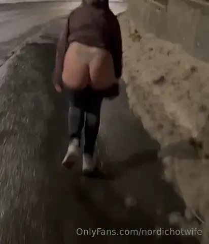 Teasing the cucks chasing after me 