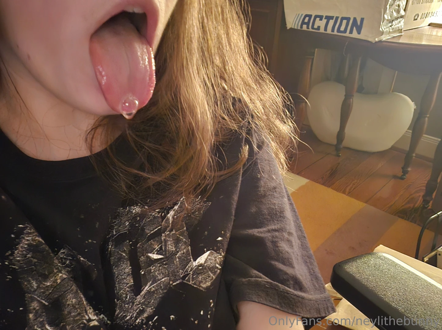 Put it deep depp in the mouth uwu 