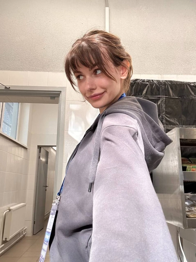 Decided to give up makeup but just for today do you think it suits me 