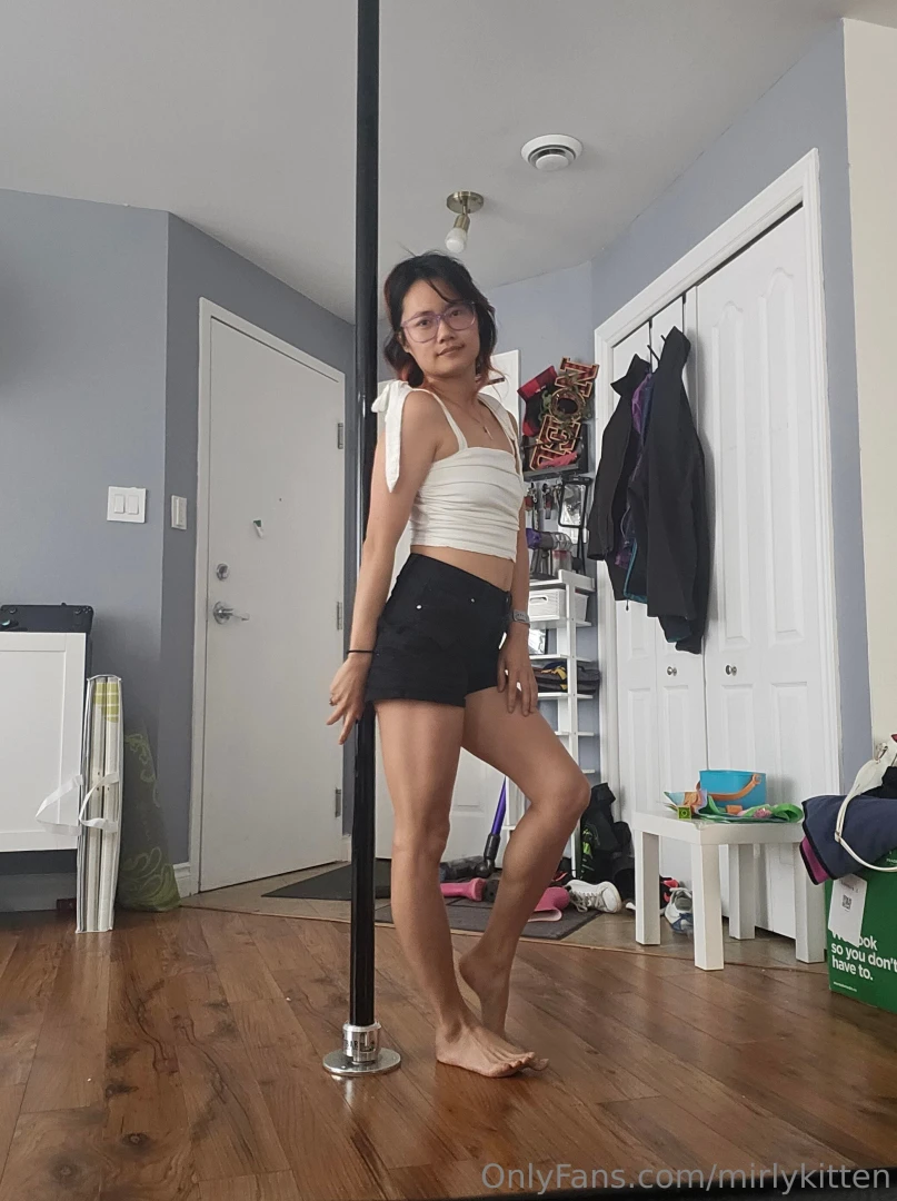Un peu de photo sur ma pole un ti streaptease pour ceux qui ont envie part 1 