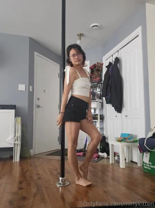 Un peu de photo sur ma pole un ti streaptease pour ceux qui ont envie part 1