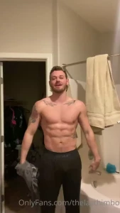 Does anyone have a raccoon boxers kink lol