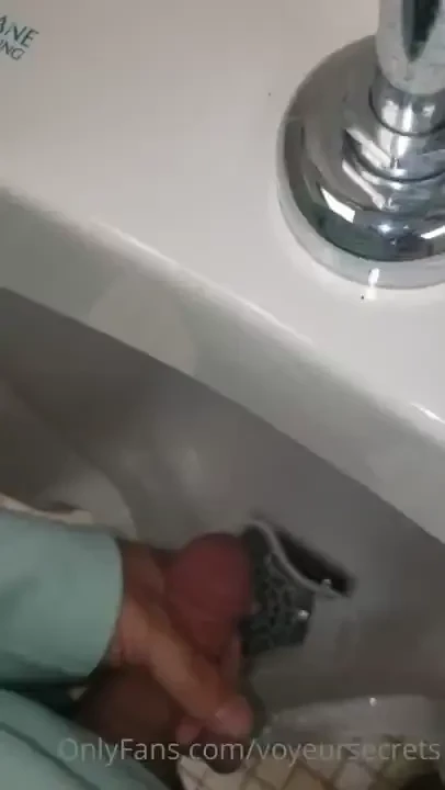 Public jerkoff session sorry for the phone movement i kind of lost 