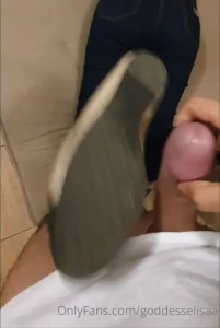 Yesterday when i got home i put my vassal to sniff my feet after