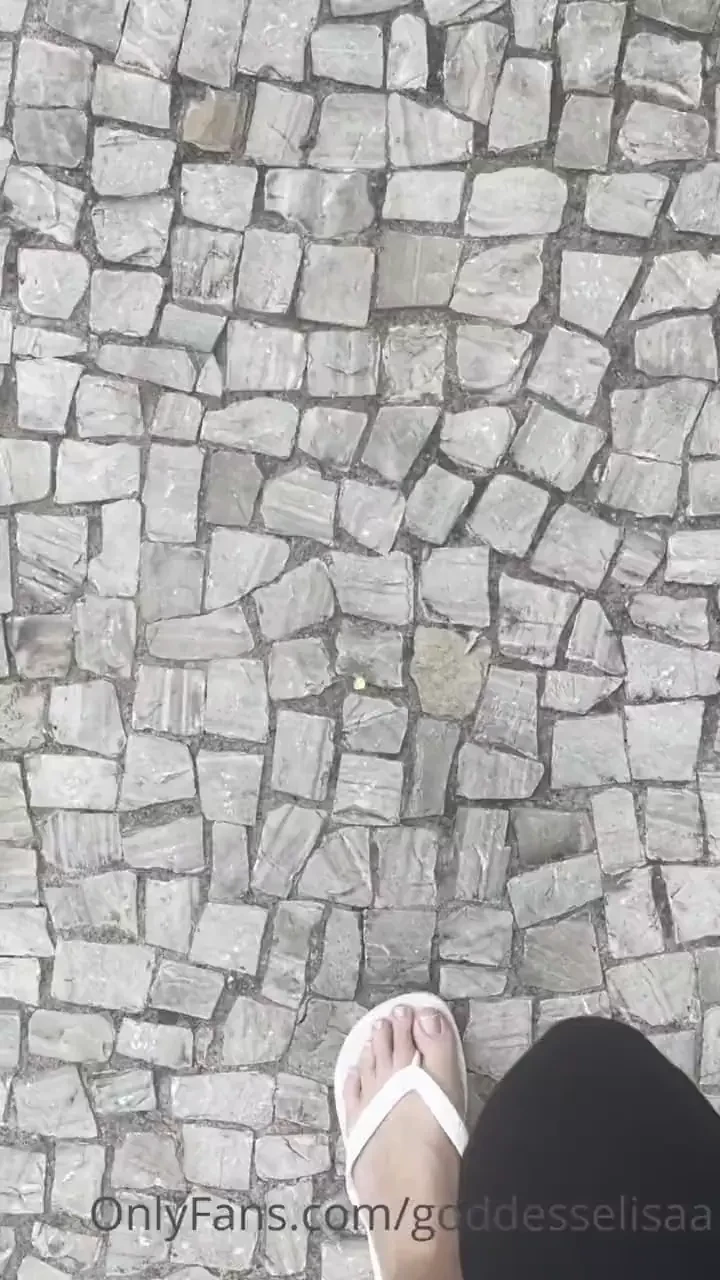 Nails done now i wanna a slave to worship my feet 