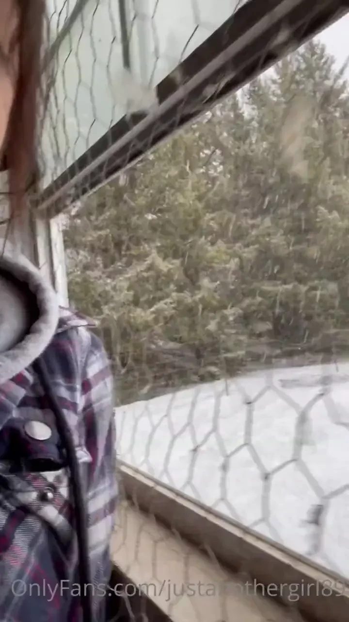 Whyyy is it snowing again i left 20 in bc and arrived back in mb to 