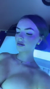 Who wants to see how naughty i was in the sunbed