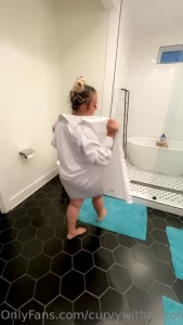 I m meeting you at the door ready let s share a bath