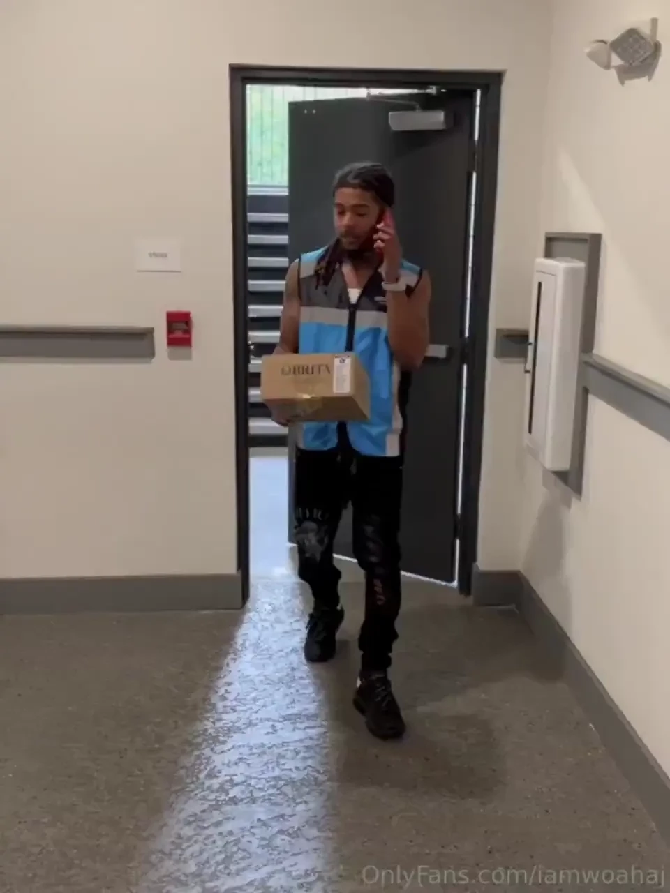 Pov im your amazon delivery guy you want me to stay it turns into lil 