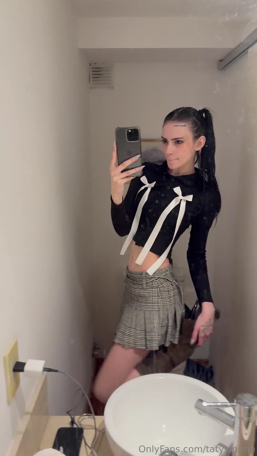 Do you like my outfit if you give me a sexy outfit i ll give you a 