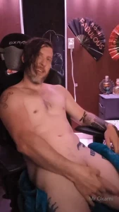 Fresh out of the shower and ready to be your monday motivation