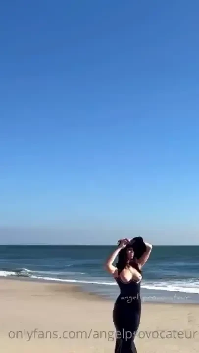 I told my boobs to strike a pose but they didn t listen 