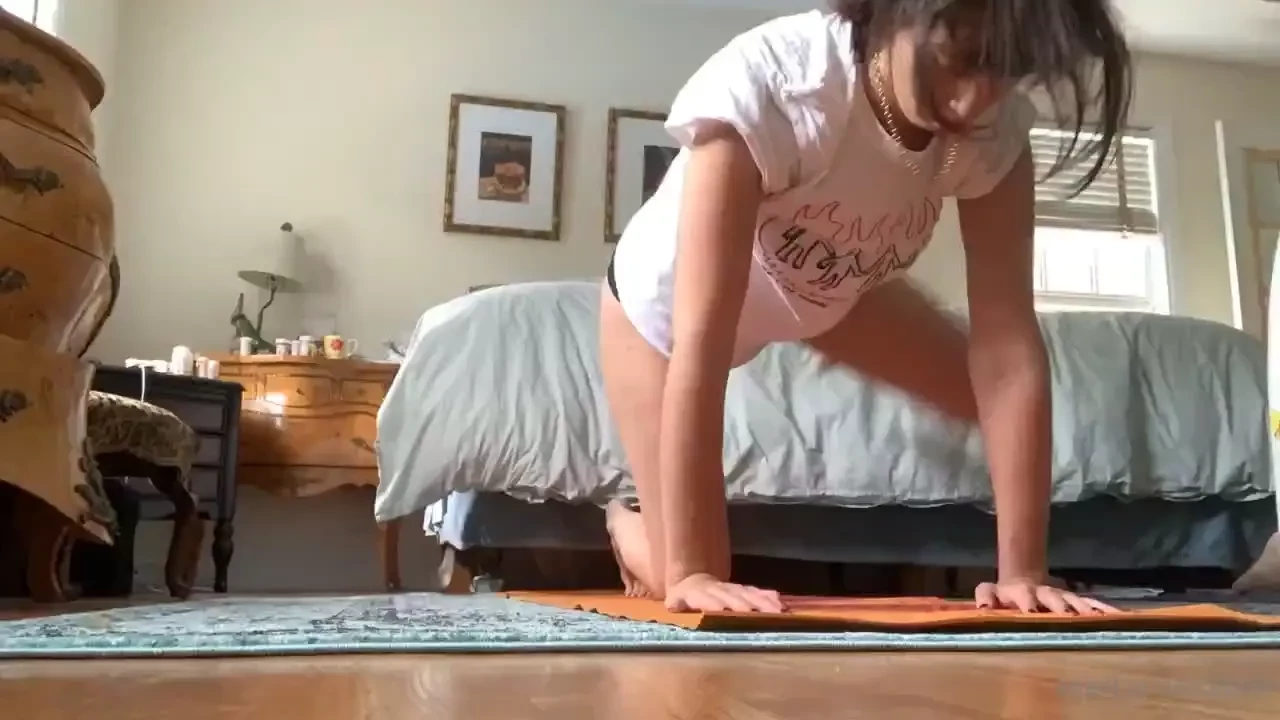 A super sweaty not in the hot way no makeup time lapse of me working 