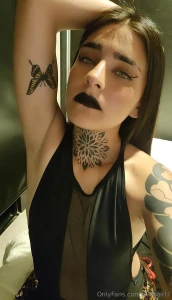 Seductive dark and with a look that catches you i invite you to