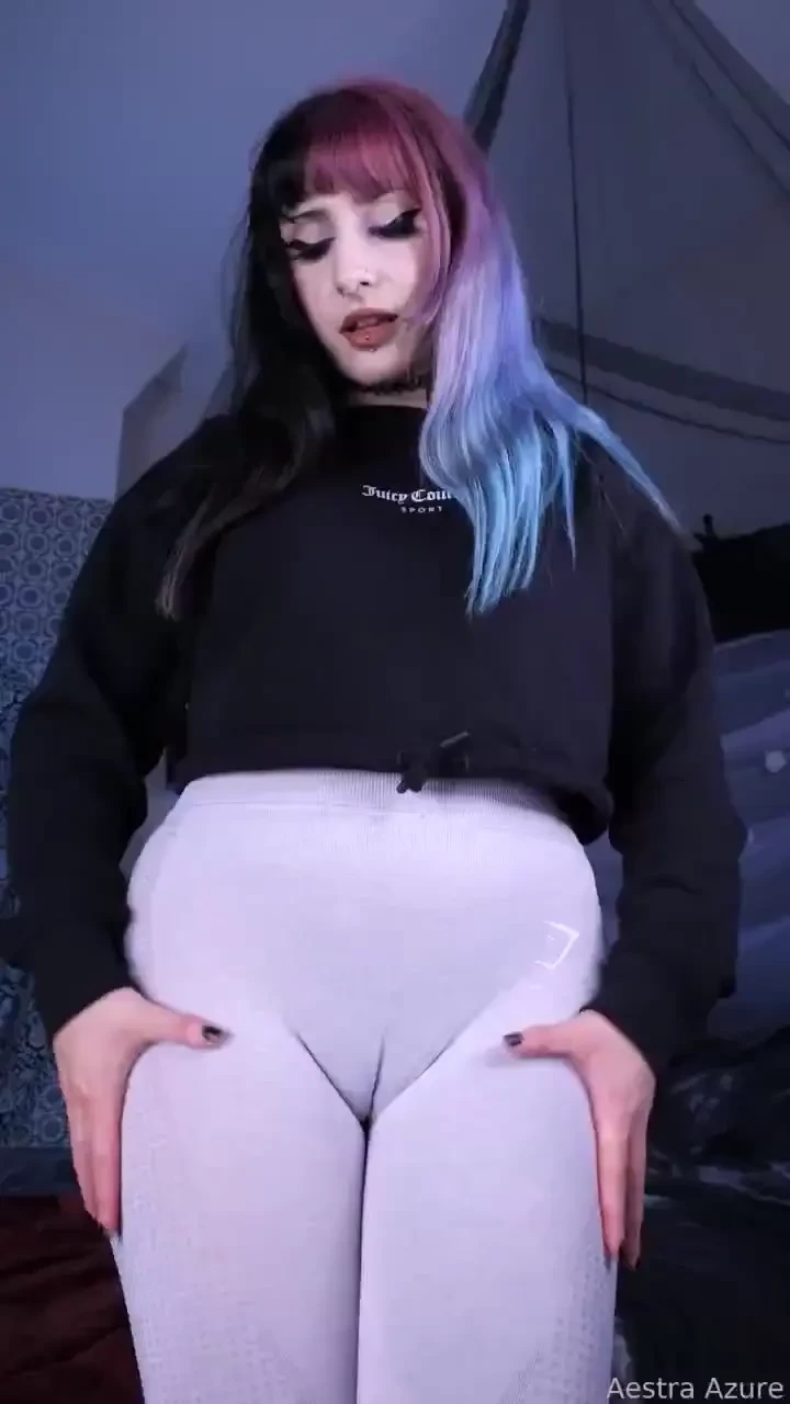 Showing off my cameltoe in these gym leggings and then stripping for u 