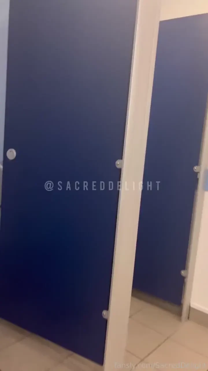 I had to empty my full bladder while shopping and peed while standing 